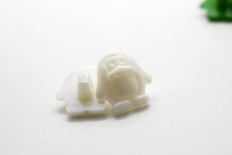 C4111 Penguin Shanked Italian Baby Italian Buttons 18mm