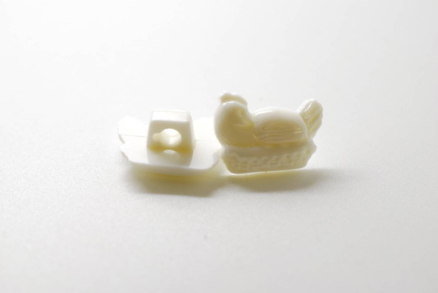 B1018 Hen Shanked Italian Baby Buttons 15mm