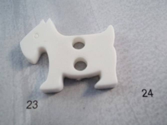 B509 Large Flat Scotty Dog Matte Plastic Italian Buttons 32mm