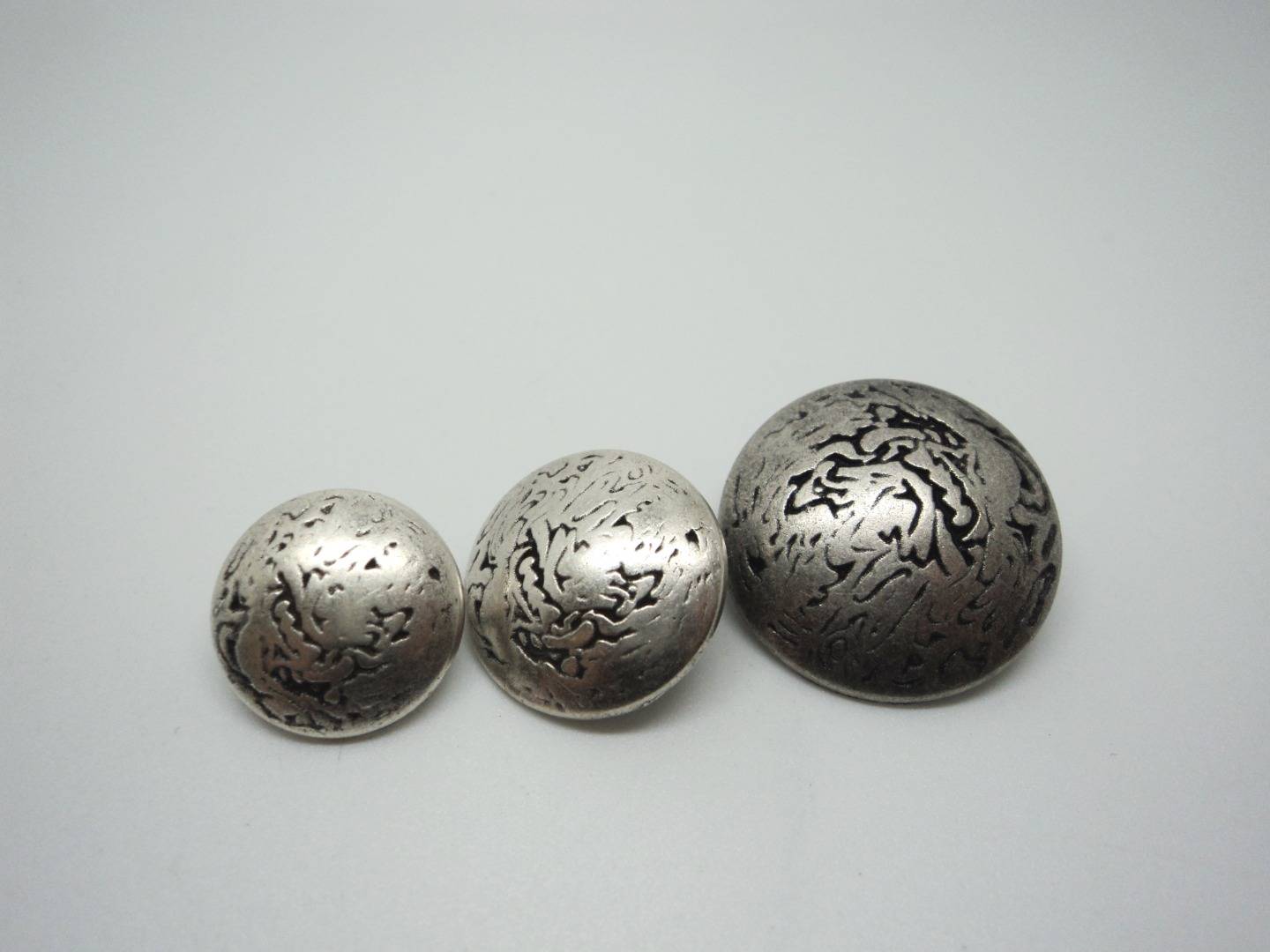 GZ102 Crazy Design On Domed Metal Italian Buttons