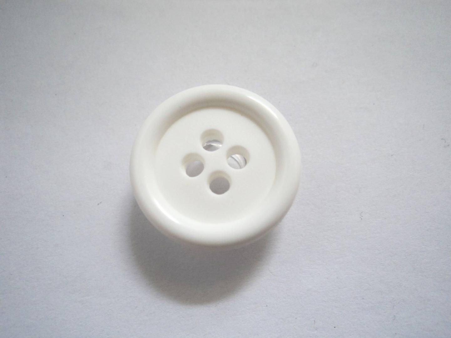 B687 Classic Shiny Plastic Italian Buttons 12mm