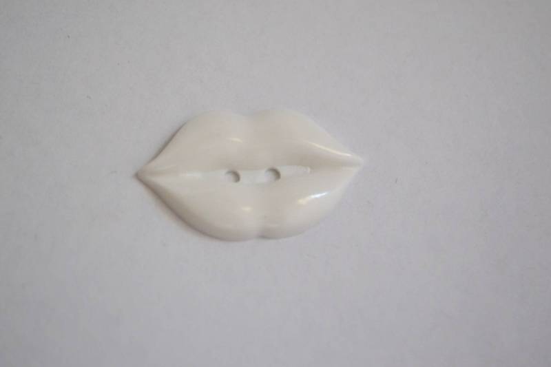 LB8492 Big Lips Shiny Plastic Italian Buttons 27mm