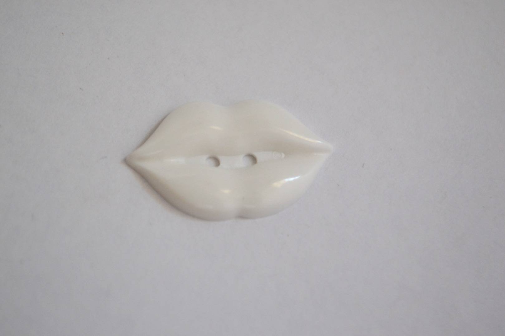 LB8492 Big Lips Shiny Plastic Italian Buttons 27mm