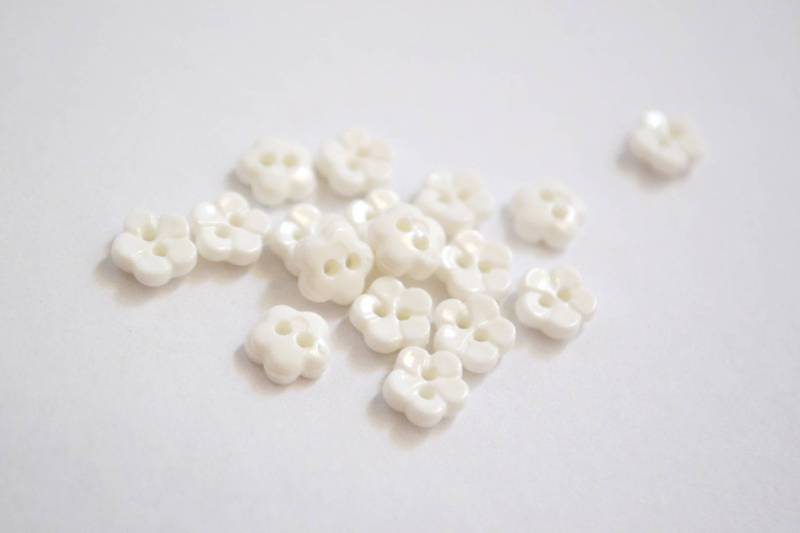 LB6018 Super Tiny Flower Shiny Plastic Italian Buttons 7mm