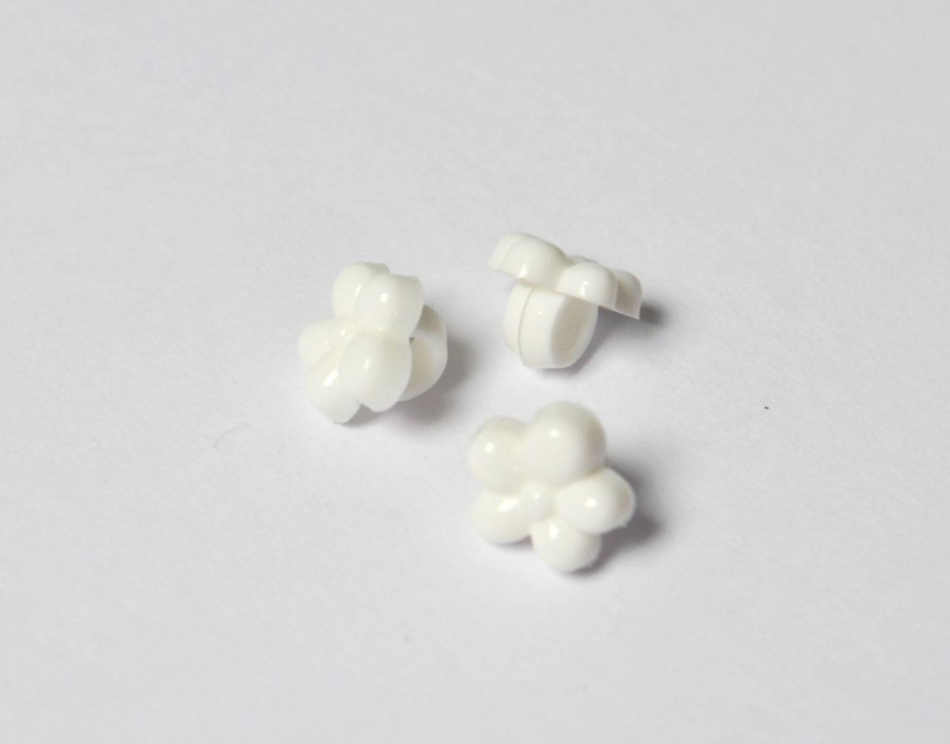 LB7504 Tiny Flower Shaped Shiny Plastic Italian Buttons 9mm
