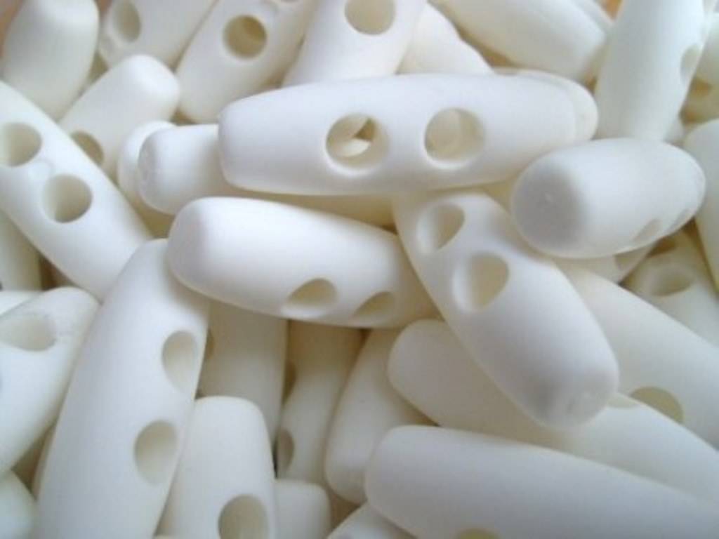 B543 Tube Plastic Italian Toggles 20mm