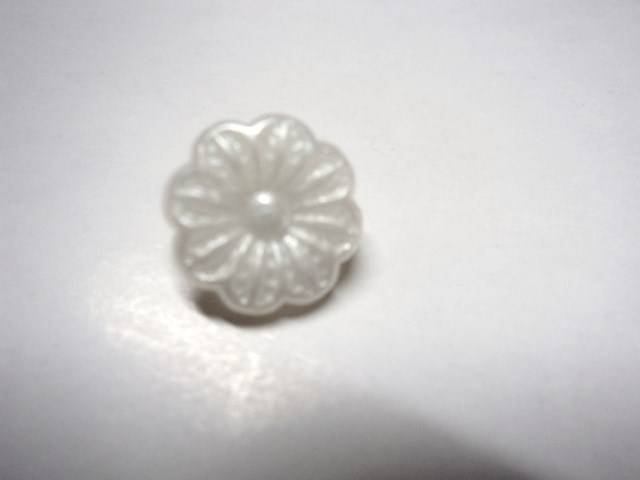 C3034pe Flower Shape Pearl Shiny Plastic Italian Buttons 12mm
