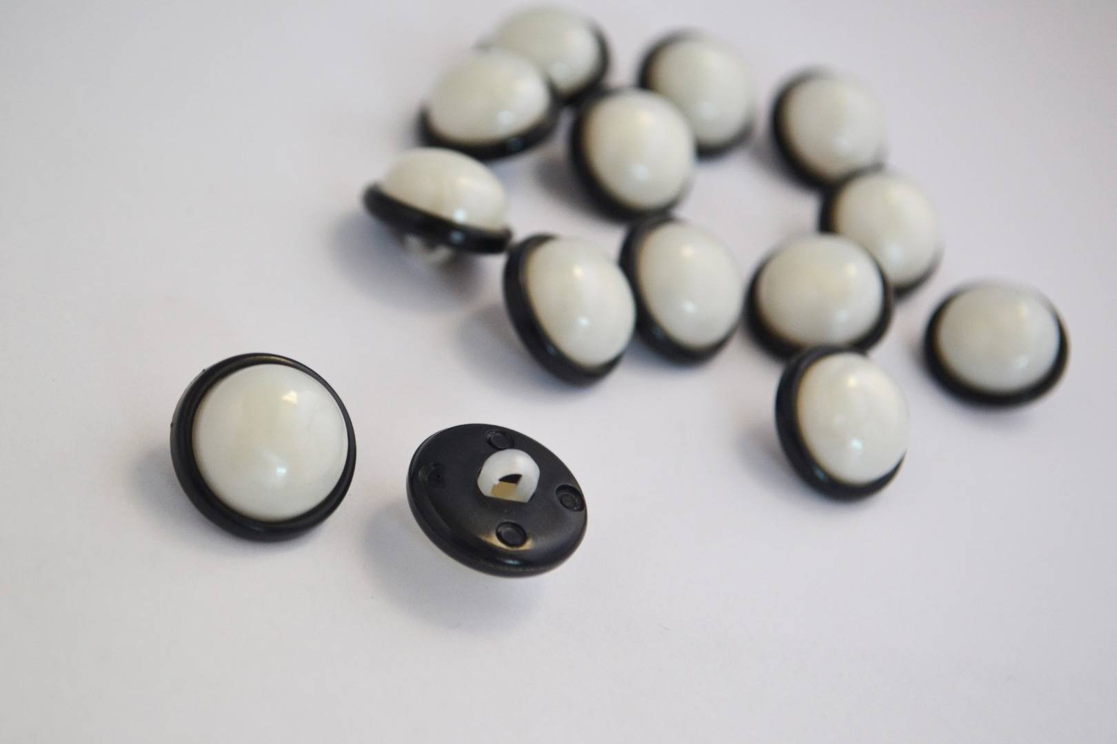 A160 Special Domed Hat Shiny Plastic Italian Buttons 18mm