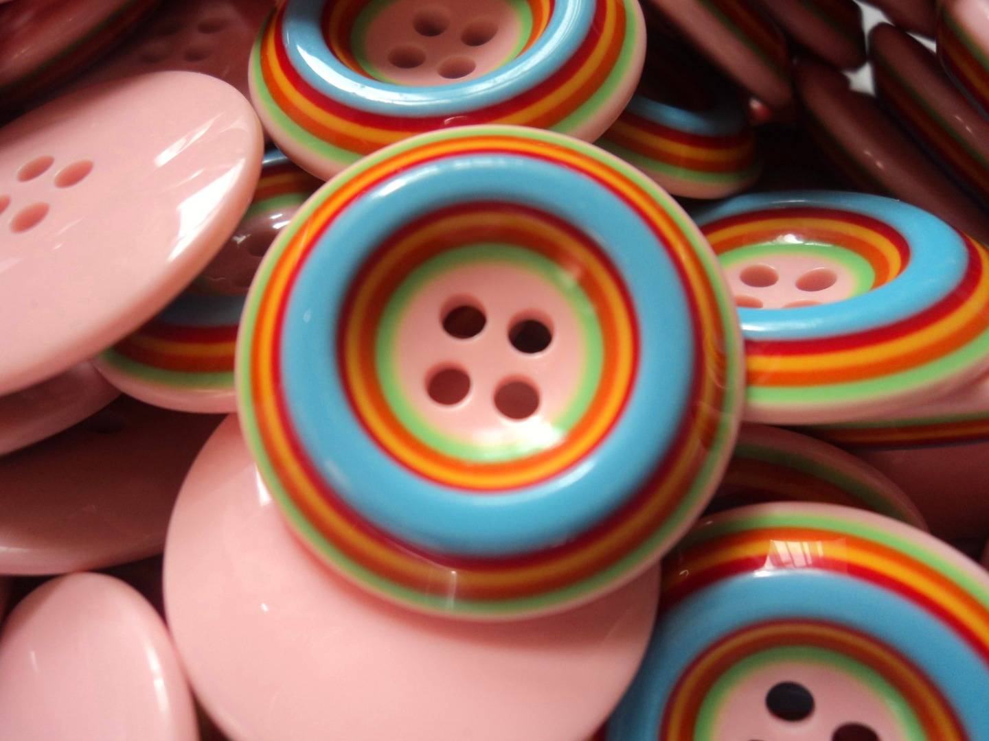 F2906 Special Rainbow Edge Design Shiny Polyester Italian Buttons