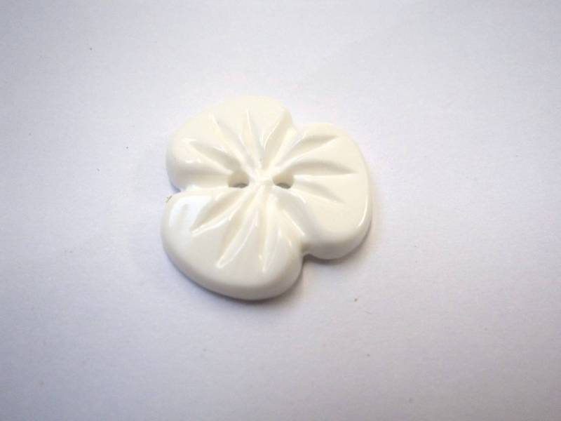 LB7249 Unique Large Flower Plastic Italian Buttons 15mm