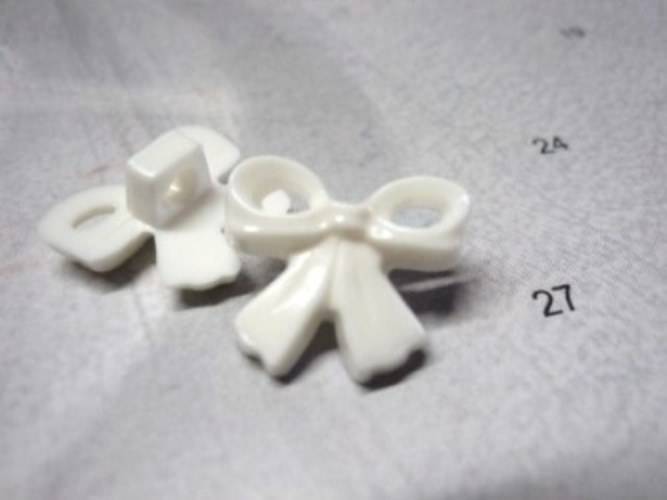 B861 Bow Shape Plastic Italian Buttons 17mm