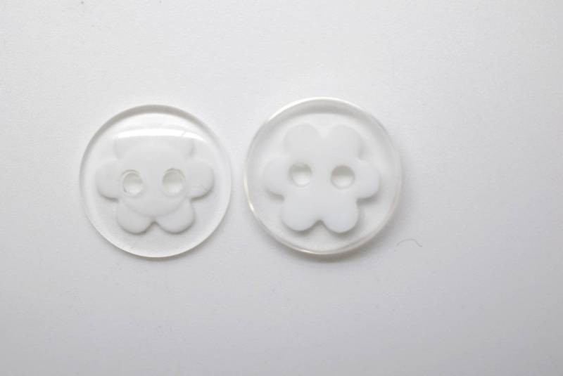 B349cl White Flower Shaped In Clear Glass Look Plastic Italian Buttons 18mm