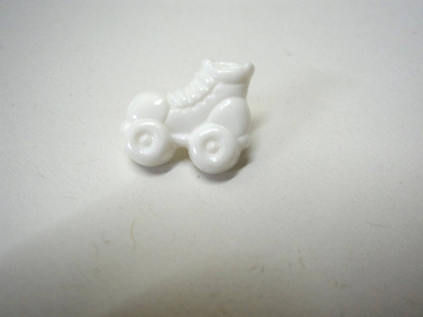 G564 Roller Skate Shanked Italian Baby Novelty Buttons 16mm