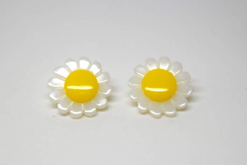 C2267 Flower Shaped Plastic Italian Buttons 15mm