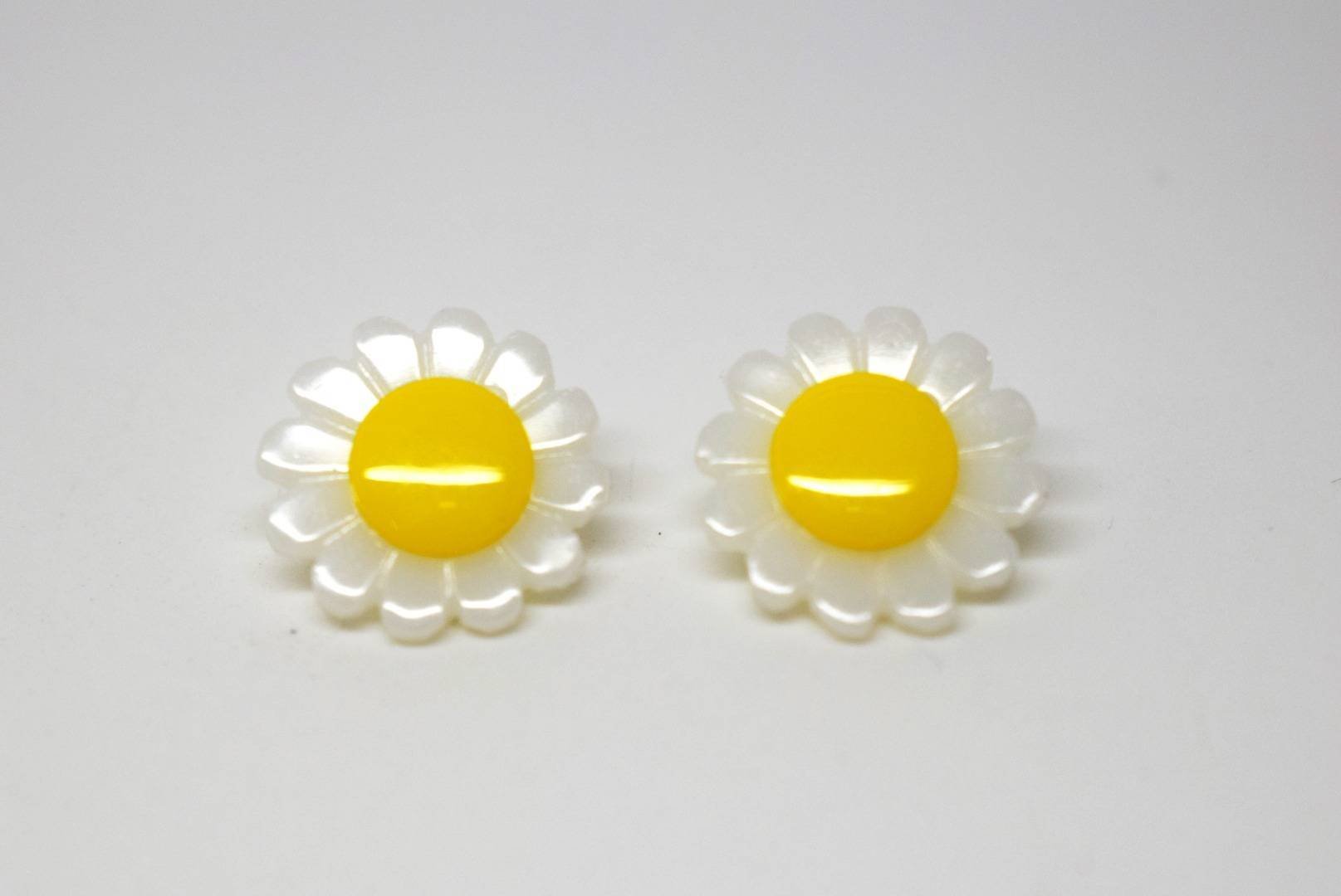 C2267 Flower Shaped Plastic Italian Buttons 15mm