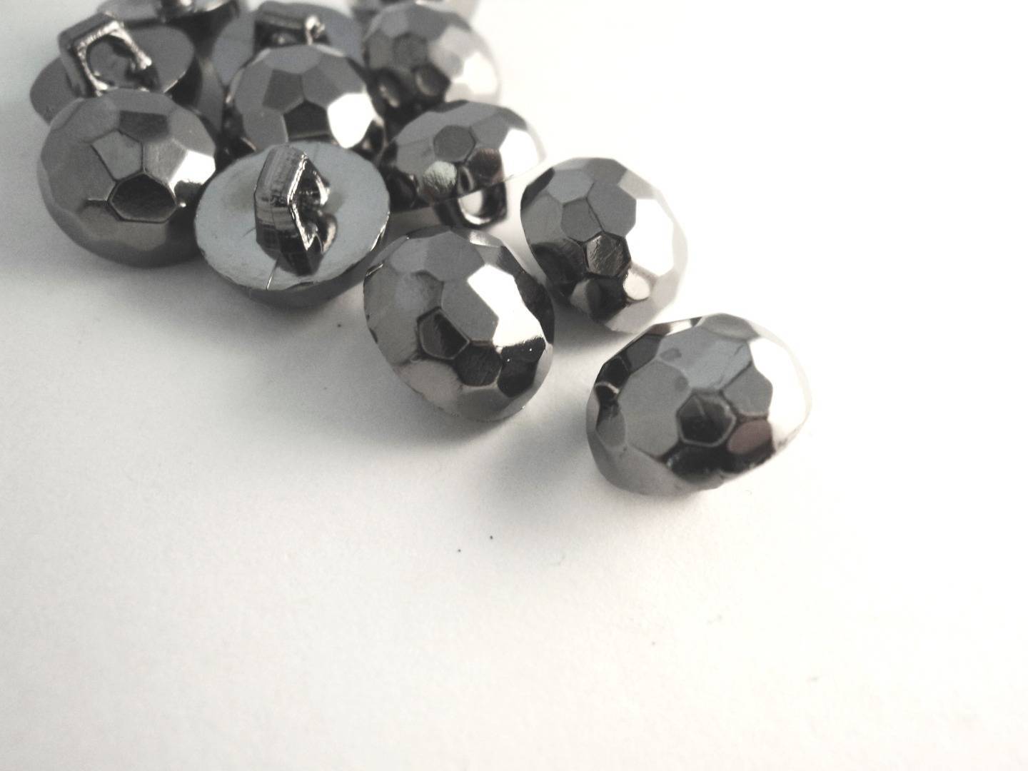 B226 - Plastic - 13mm - Black Chrome