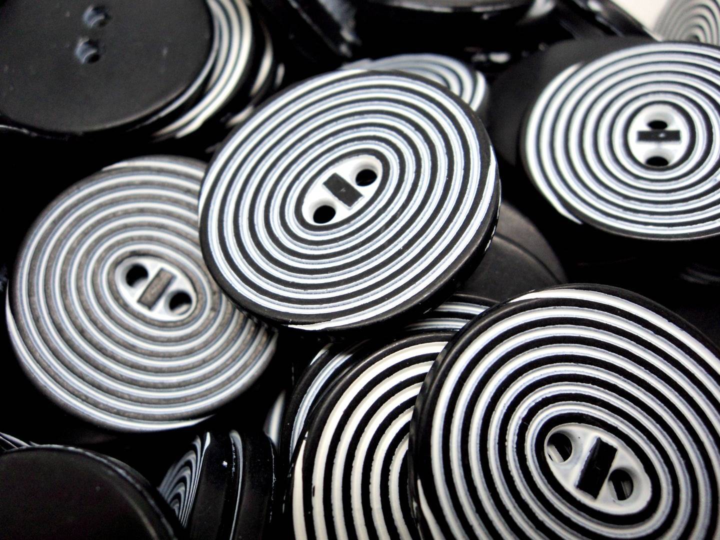 B945 - Plastic - 28mm - Black/White