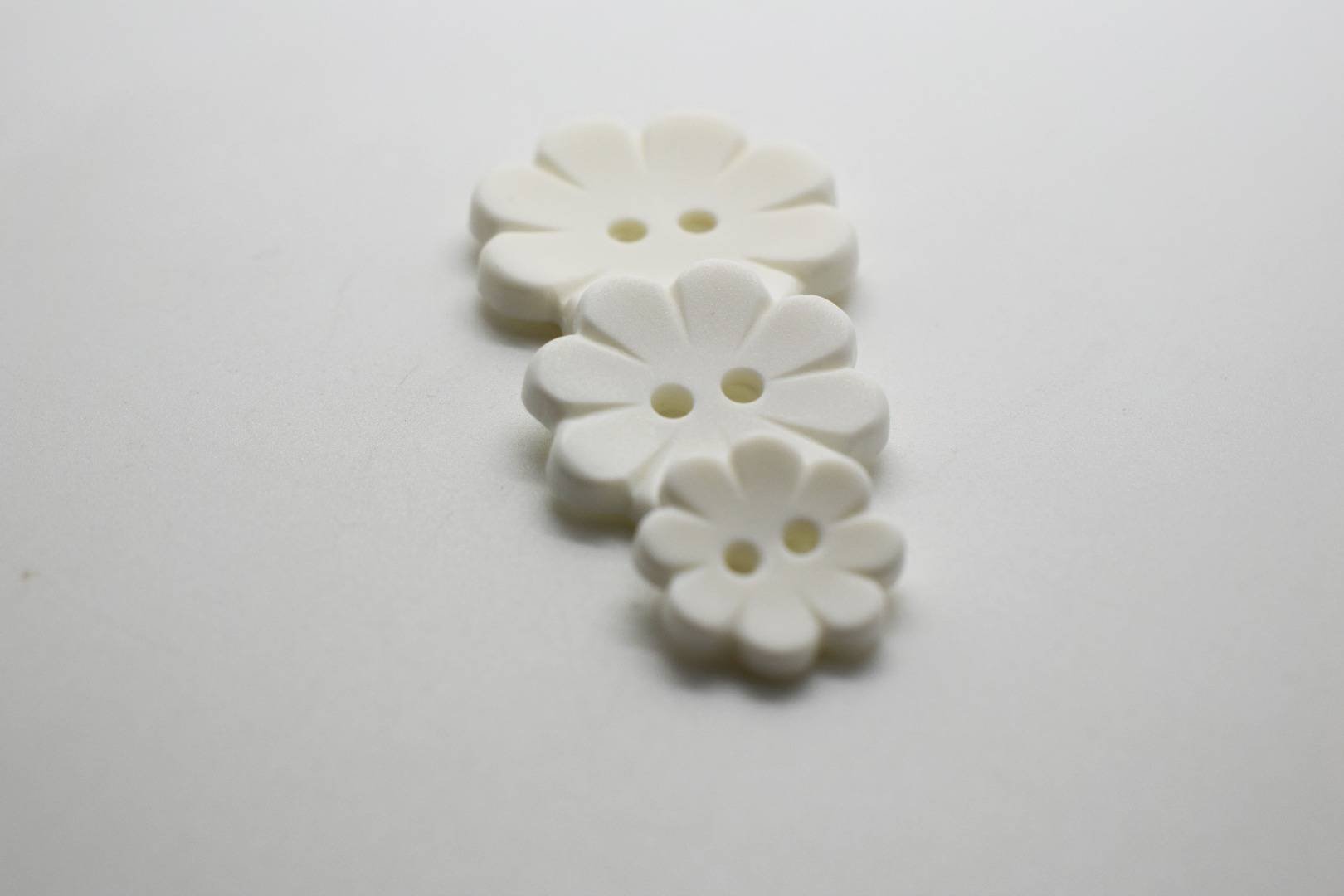 F565 Flower Plastic Italian Buttons 15mm