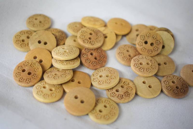 W1318 Flower Maple Wood Italian Buttons