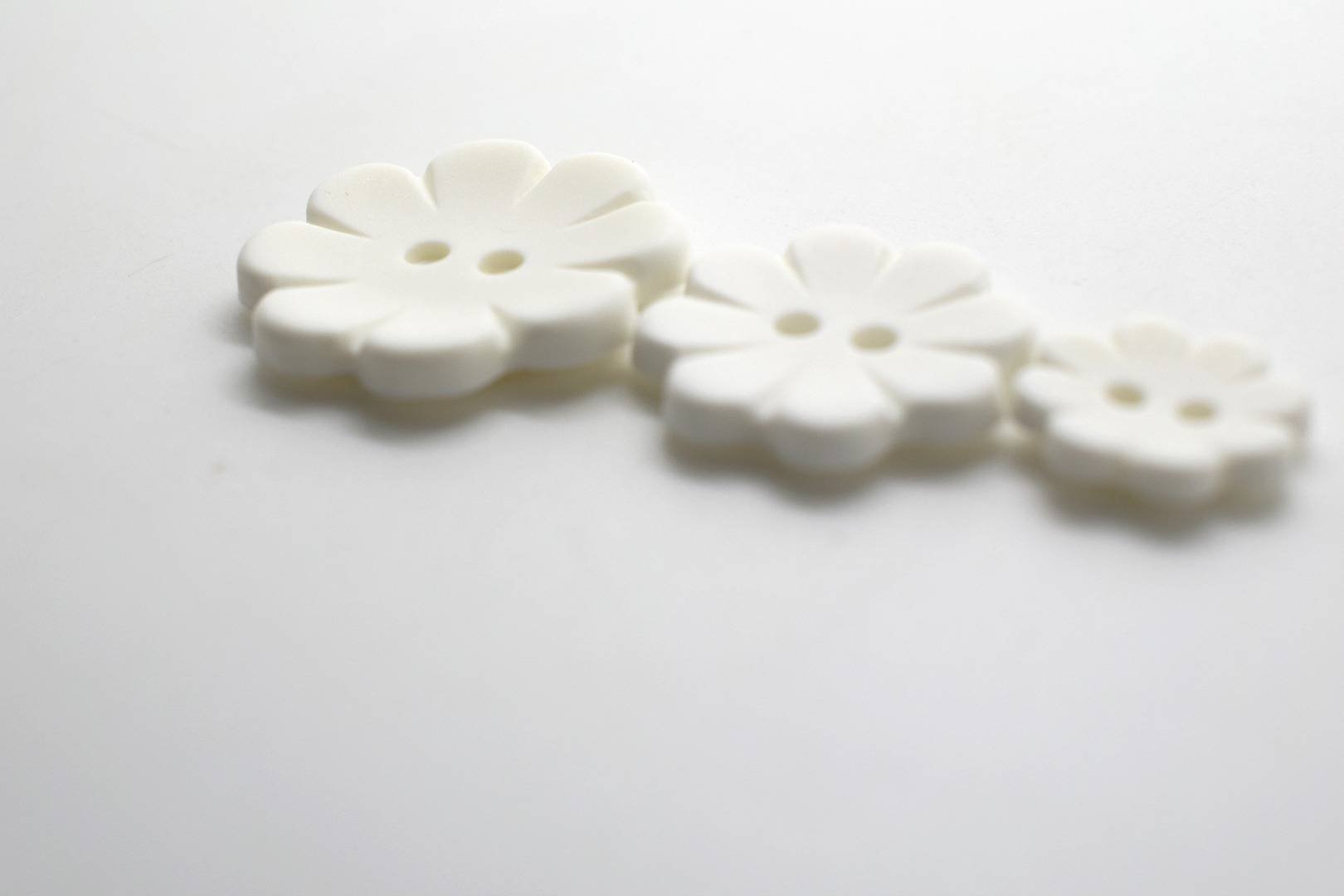 F565 Flower Plastic Italian Buttons 23mm