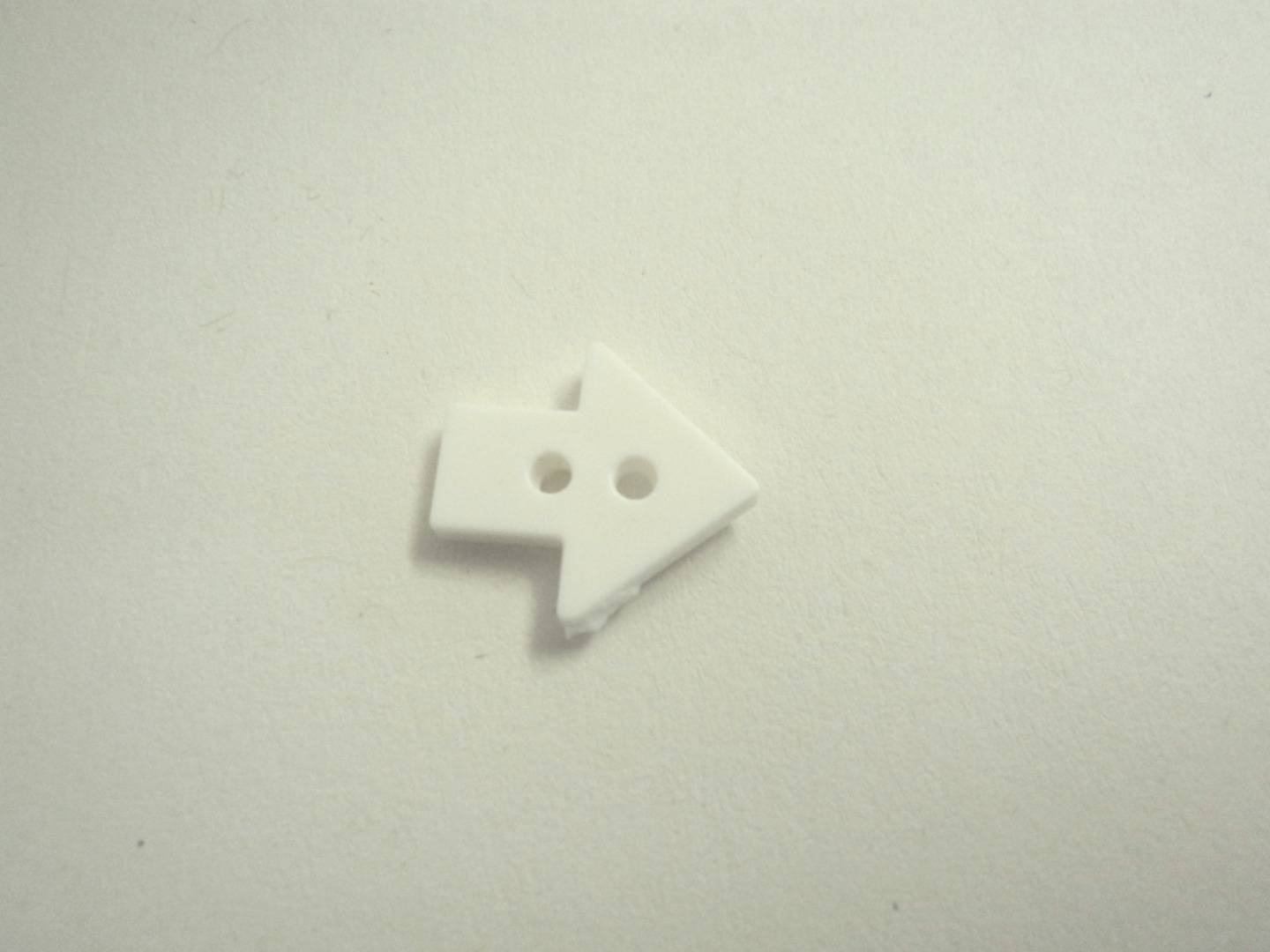 F365 Arrow Plastic Italian Buttons 18mm