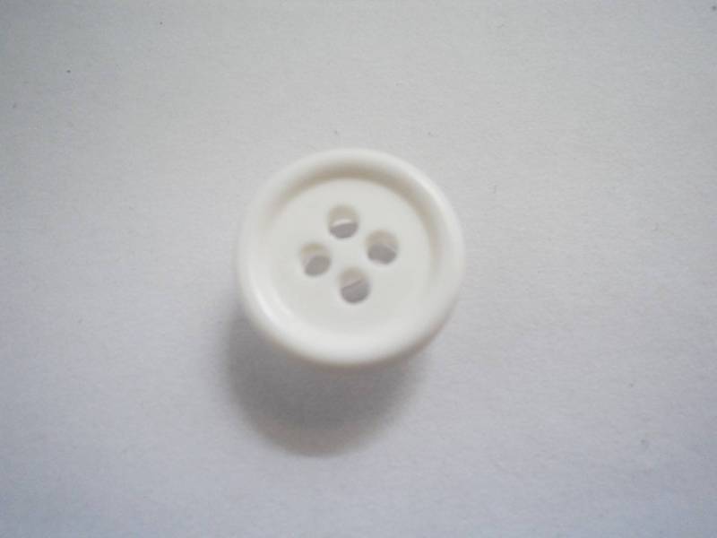 B687 Classic Shiny Plastic Italian Buttons 15mm