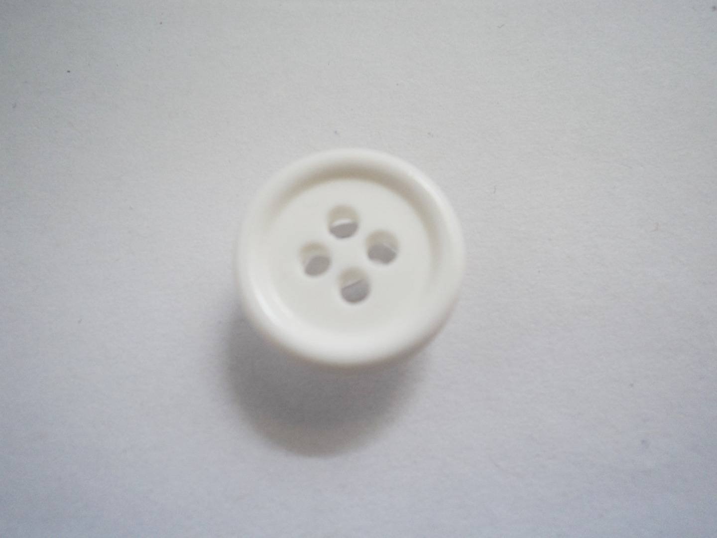 B687 Classic Shiny Plastic Italian Buttons 15mm