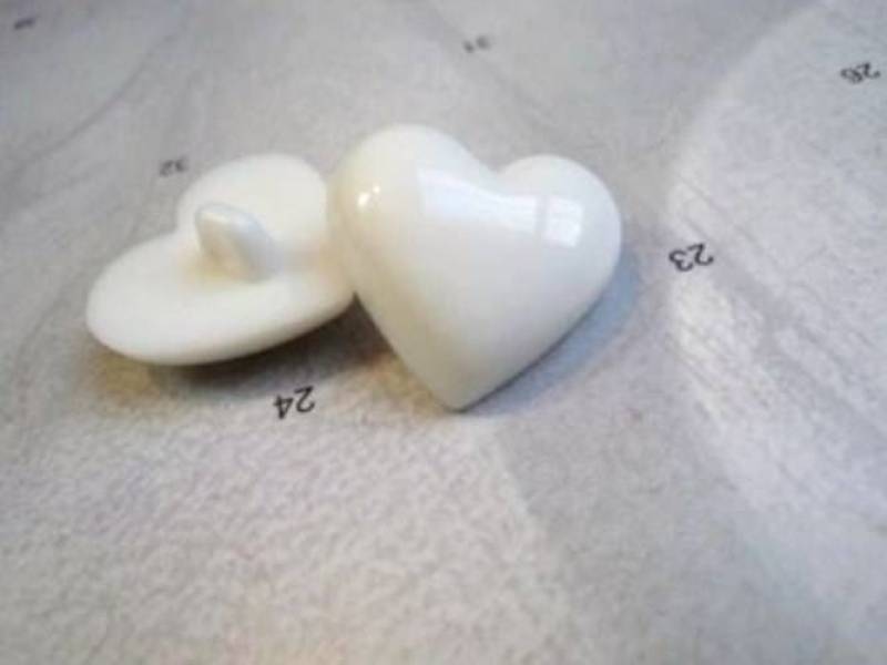 C223 Heart Shank Shiny Plastic Italian Buttons 24mm