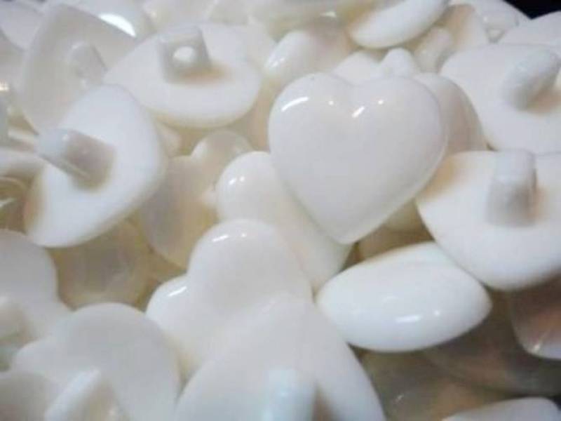 C223 Heart Shank Shiny Plastic Italian Buttons 18mm