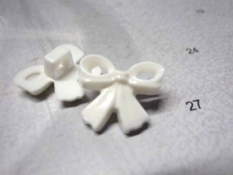 B861 Bow Shape Plastic Italian Buttons 24mm