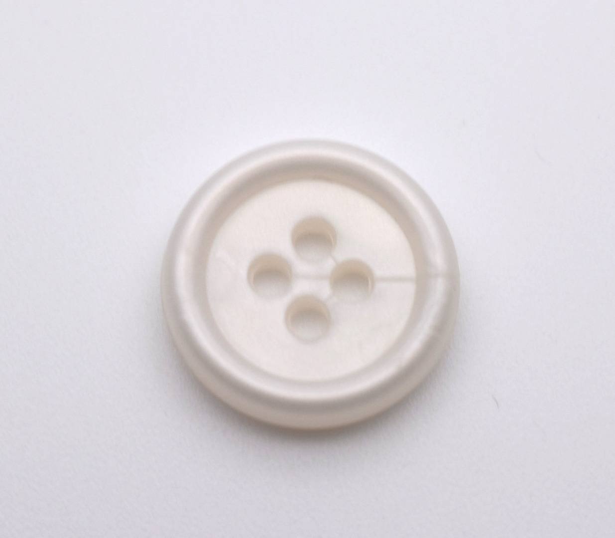 B348pe Matte Edge Mother Of Pearl Look Plastic Italian Buttons 18mm