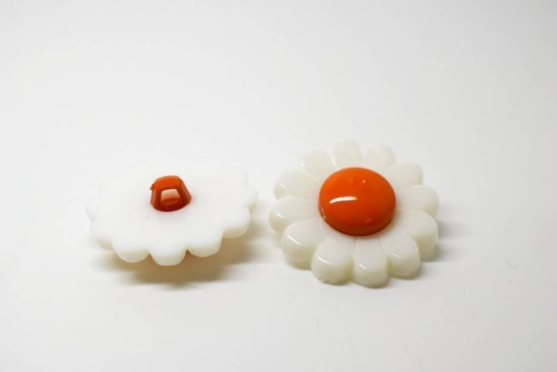 C2267 Large Flower Shaped Plastic Italian Buttons 25mm