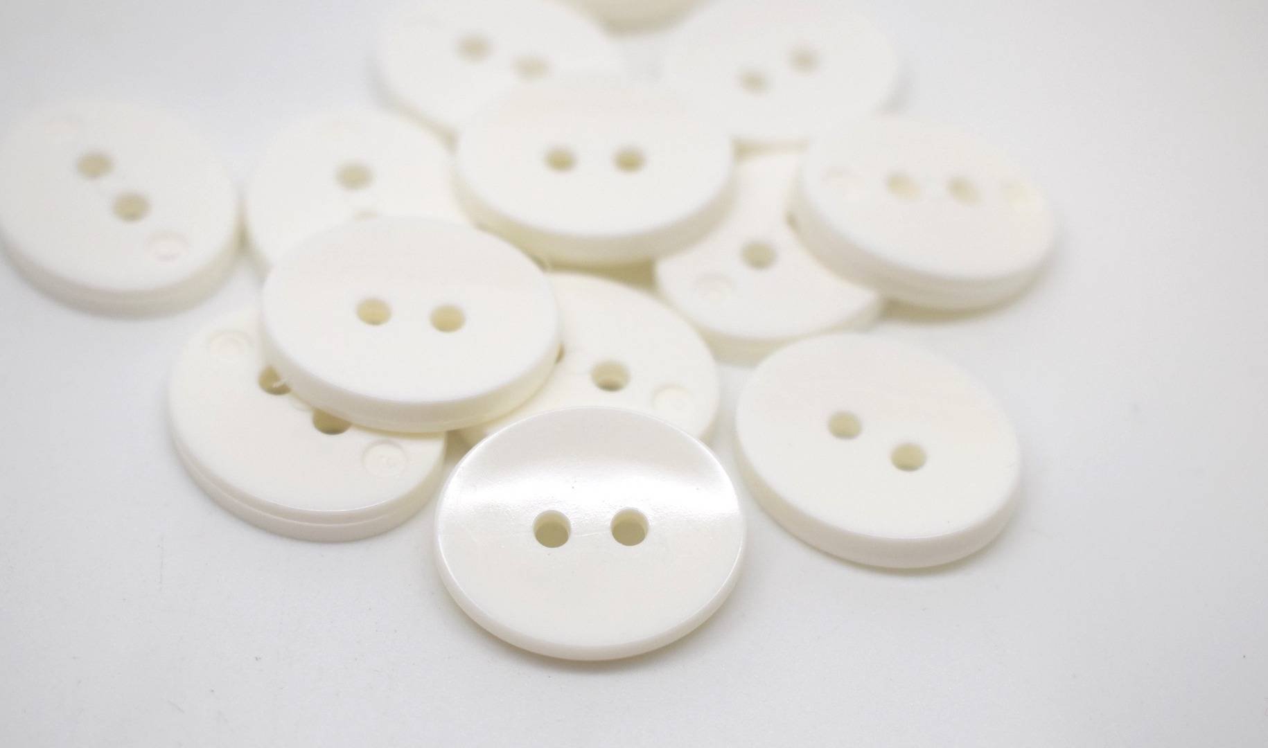 B579 - Plastic - 18mm - White