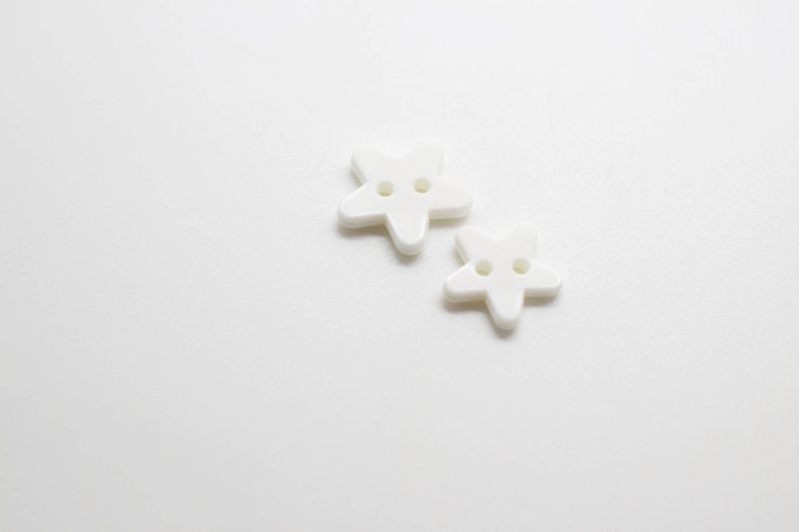 B575 Small Flat Star Matte Plastic Italian Buttons 15mm