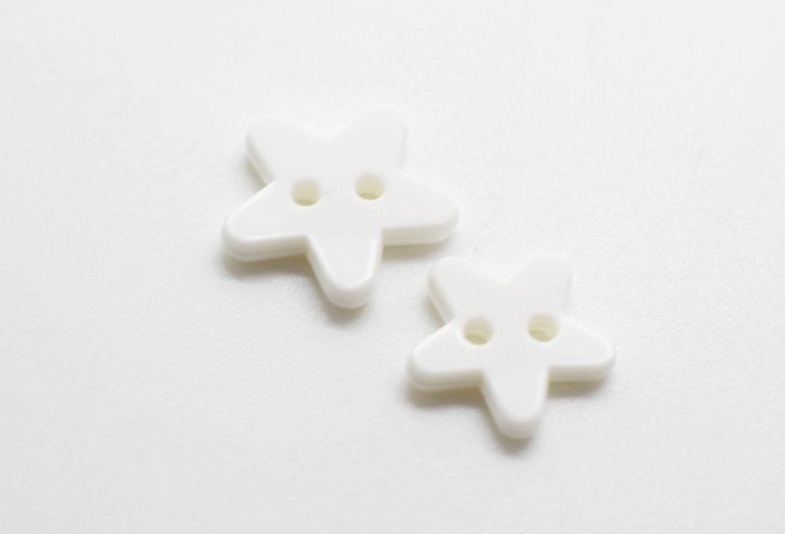 B575 Little Flat Star Matte Plastic Italian Buttons 12mm